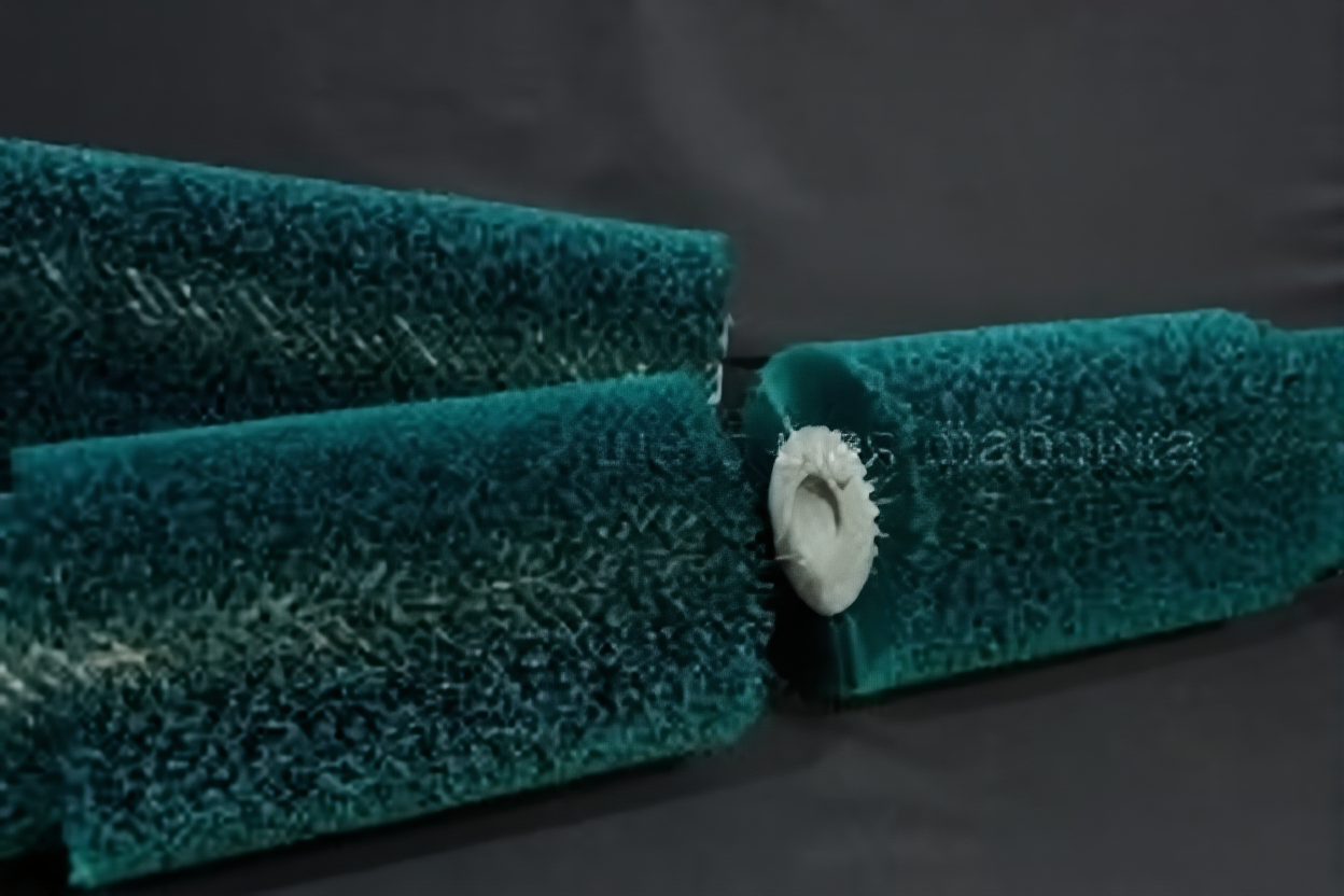 Щетка для очистки металлической поверхности от остатков бетона мелкой фракции